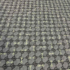 Gucci ~140双面同色披肩手工卷边山羊绒和真丝混纺披肩(70%山羊毛、30%桑蚕丝)。这款迷人的1 Gucci ~140双面同色披肩手工卷边山羊绒和真丝混纺披肩(70%山羊毛、30%桑蚕丝)。这款迷人的1