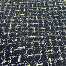 Gucci ~140双面同色披肩手工卷边山羊绒和真丝混纺披肩(70%山羊毛、30%桑蚕丝)。这款迷人的1 Gucci ~140双面同色披肩手工卷边山羊绒和真丝混纺披肩(70%山羊毛、30%桑蚕丝)。这款迷人的1