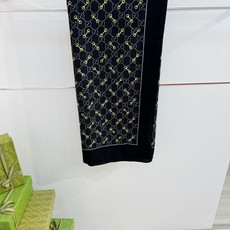 Gucci ~140双面同色披肩手工卷边山羊绒和真丝混纺披肩(70%山羊毛、30%桑蚕丝)。这款迷人的1 Gucci ~140双面同色披肩手工卷边山羊绒和真丝混纺披肩(70%山羊毛、30%桑蚕丝)。这款迷人的1