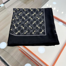 Gucci ~140双面同色披肩手工卷边山羊绒和真丝混纺披肩(70%山羊毛、30%桑蚕丝)。这款迷人的1 Gucci ~140双面同色披肩手工卷边山羊绒和真丝混纺披肩(70%山羊毛、30%桑蚕丝)。这款迷人的1