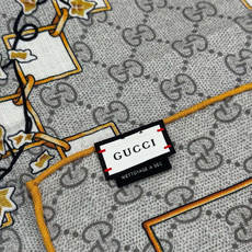 Gucci新款方巾 Gucci动物和花卉印花品牌典藏图案在与全新醒目印花的衬托下熠熠生辉。这款方巾匠心缀 Gucci新款方巾 Gucci动物和花卉印花品牌典藏图案在与全新醒目印花的衬托下熠熠生辉。这款方巾匠心缀
