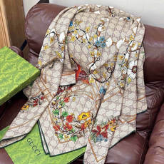 Gucci新款方巾 Gucci动物和花卉印花品牌典藏图案在与全新醒目印花的衬托下熠熠生辉。这款方巾匠心缀 Gucci新款方巾 Gucci动物和花卉印花品牌典藏图案在与全新醒目印花的衬托下熠熠生辉。这款方巾匠心缀