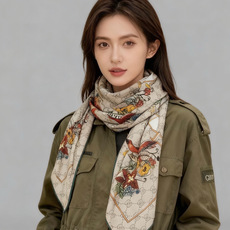 Gucci新款方巾 Gucci动物和花卉印花品牌典藏图案在与全新醒目印花的衬托下熠熠生辉。这款方巾匠心缀 Gucci新款方巾 Gucci动物和花卉印花品牌典藏图案在与全新醒目印花的衬托下熠熠生辉。这款方巾匠心缀
