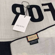 💟Gucci~140双面丝绒披肩马鞍细节和骑马图案以精致色调匠心呈献,意在向品牌与马术世界的深厚渊源致敬 💟Gucci~140双面丝绒披肩马鞍细节和骑马图案以精致色调匠心呈献,意在向品牌与马术世界的深厚渊源致敬