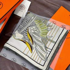 “鞍上世界”140丝绒方巾双面同色手工卷边丝绒方巾(30%真丝70%羊绒)这款披肩的经典单品展现强大而迷 “鞍上世界”140丝绒方巾双面同色手工卷边丝绒方巾(30%真丝70%羊绒)这款披肩的经典单品展现强大而迷