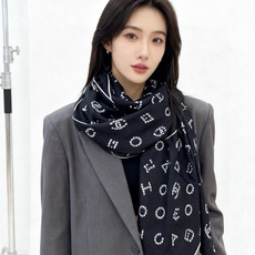 Chanel-丝绒双面方巾【140双面同色】出道即巅峰🐂火爆到一条难求🖤高级感十足的字母CC,和一切经典 Chanel-丝绒双面方巾【140双面同色】出道即巅峰🐂火爆到一条难求🖤高级感十足的字母CC,和一切经典