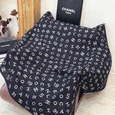 Chanel-丝绒双面方巾【140双面同色】出道即巅峰🐂火爆到一条难求🖤高级感十足的字母CC,和一切经典 Chanel-丝绒双面方巾【140双面同色】出道即巅峰🐂火爆到一条难求🖤高级感十足的字母CC,和一切经典