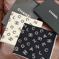Chanel-丝绒双面方巾【140双面同色】出道即巅峰🐂火爆到一条难求🖤高级感十足的字母CC,和一切经典 Chanel-丝绒双面方巾【140双面同色】出道即巅峰🐂火爆到一条难求🖤高级感十足的字母CC,和一切经典