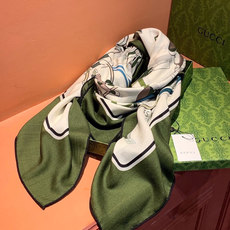 💟Gucci~140双面丝绒披肩马鞍细节和骑马图案以精致色调匠心呈献,意在向品牌与马术世界的深厚渊源致敬 💟Gucci~140双面丝绒披肩马鞍细节和骑马图案以精致色调匠心呈献,意在向品牌与马术世界的深厚渊源致敬