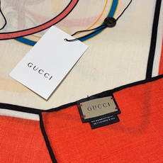 💟Gucci~140双面丝绒披肩马鞍细节和骑马图案以精致色调匠心呈献,意在向品牌与马术世界的深厚渊源致敬 💟Gucci~140双面丝绒披肩马鞍细节和骑马图案以精致色调匠心呈献,意在向品牌与马术世界的深厚渊源致敬