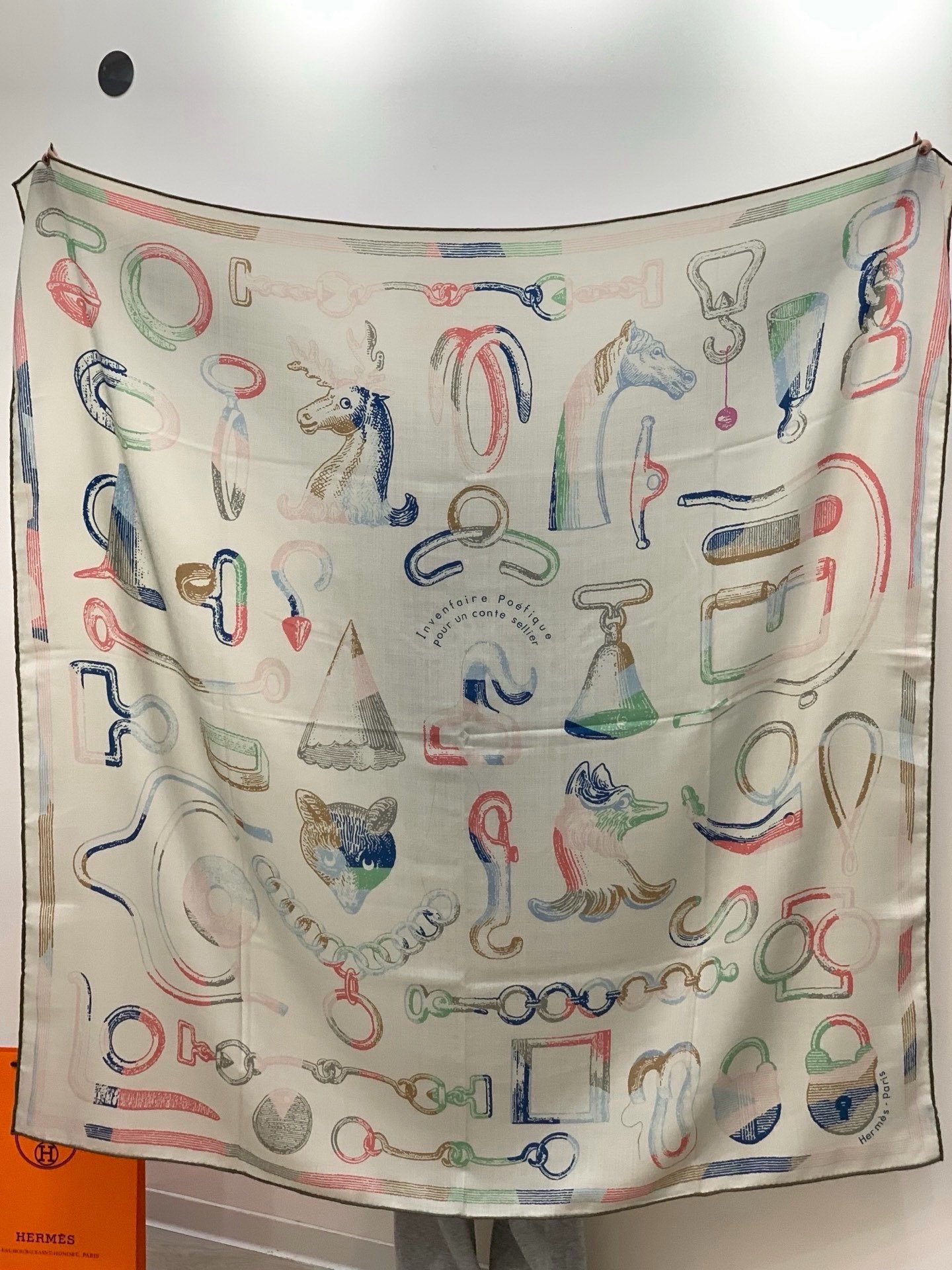 爱马仕(Hermes)【💗】 | “马具故事的诗意回顾”140披肩 【上新❤️】 永远秉承高品质手工卷边