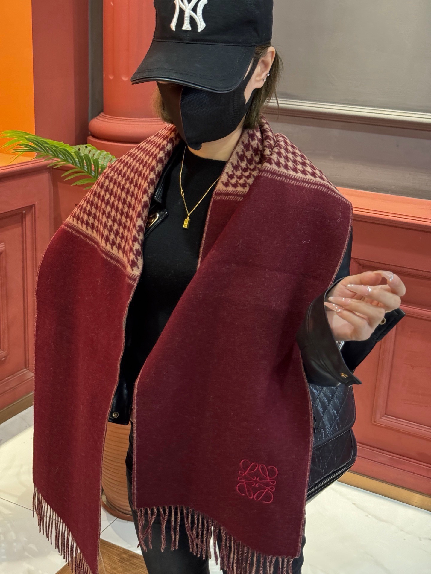 罗意威👍巴黎时装展商务男士女士通用双面羊绒披肩。代工厂臻选上乘的超细羊绒纤维 进行纯手工精梳处理 耗时耗