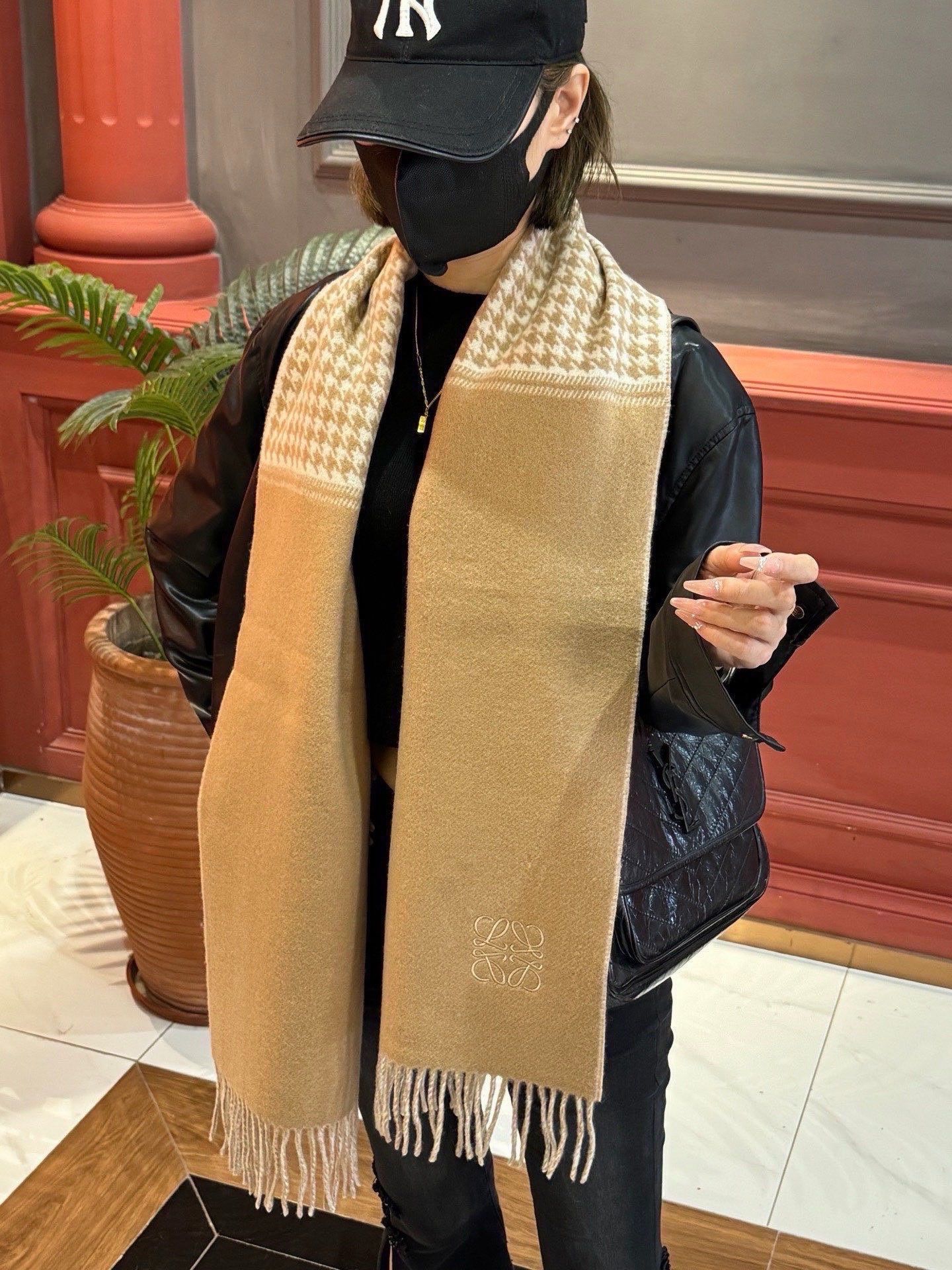 罗意威👍巴黎时装展商务男士女士通用双面羊绒披肩。代工厂臻选上乘的超细羊绒纤维 进行纯手工精梳处理 耗时耗