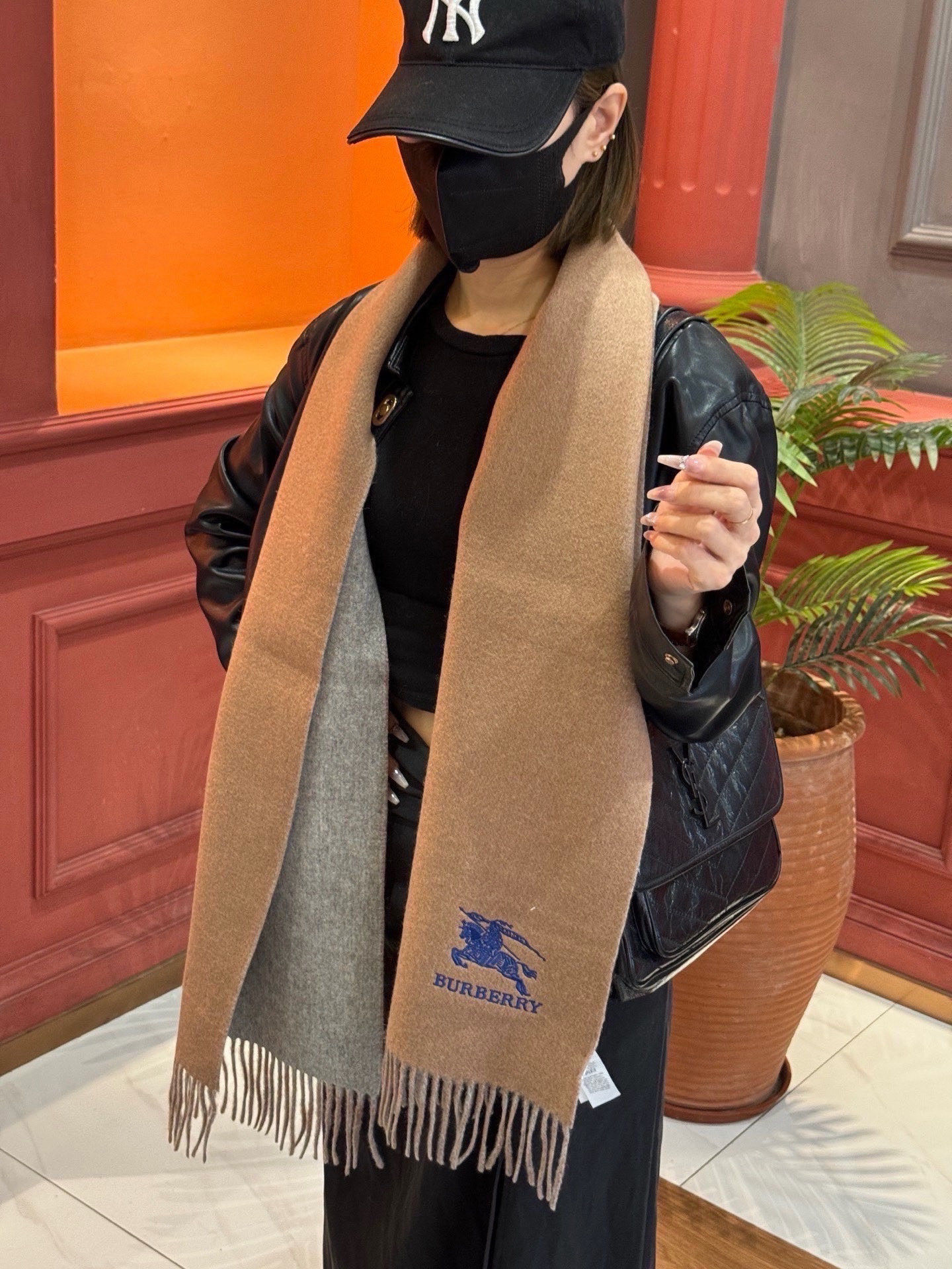 ✨✨太美了😍巴宝莉 情侣款 美到要尖叫😱专柜最新款🎊英伦欧美范儿 又是一款即时尚又实用的大围巾&长巾，🎆