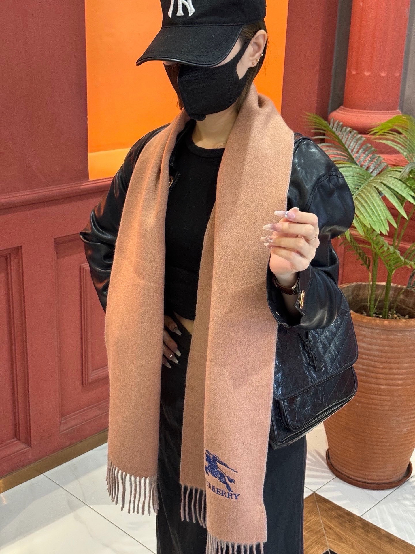 ✨✨太美了😍巴宝莉 情侣款 美到要尖叫😱专柜最新款🎊英伦欧美范儿 又是一款即时尚又实用的大围巾&长巾，🎆