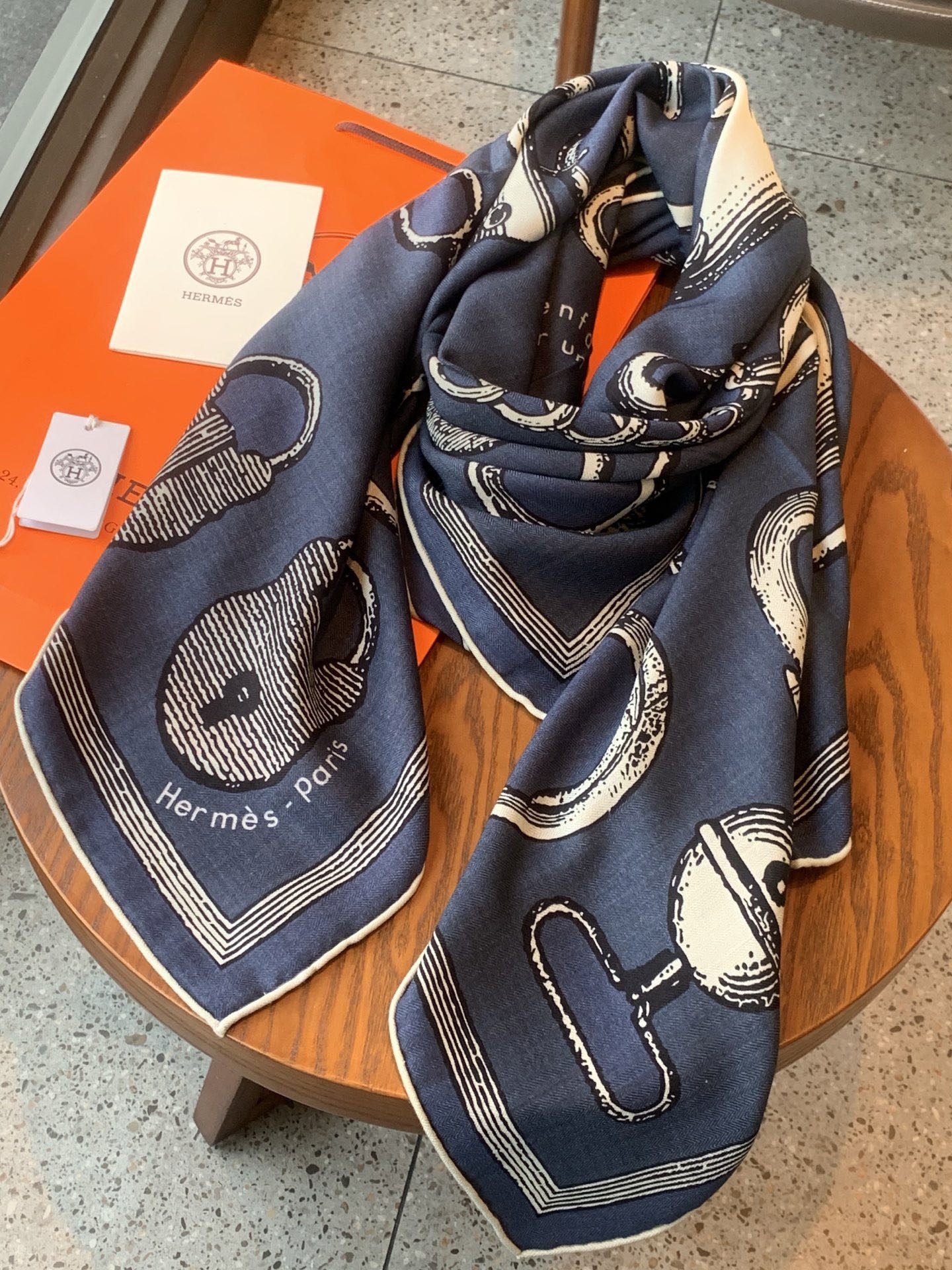 爱马仕(Hermes)【💗】 | “马具故事的诗意回顾”140披肩 【上新❤️】 永远秉承高品质手工卷边
