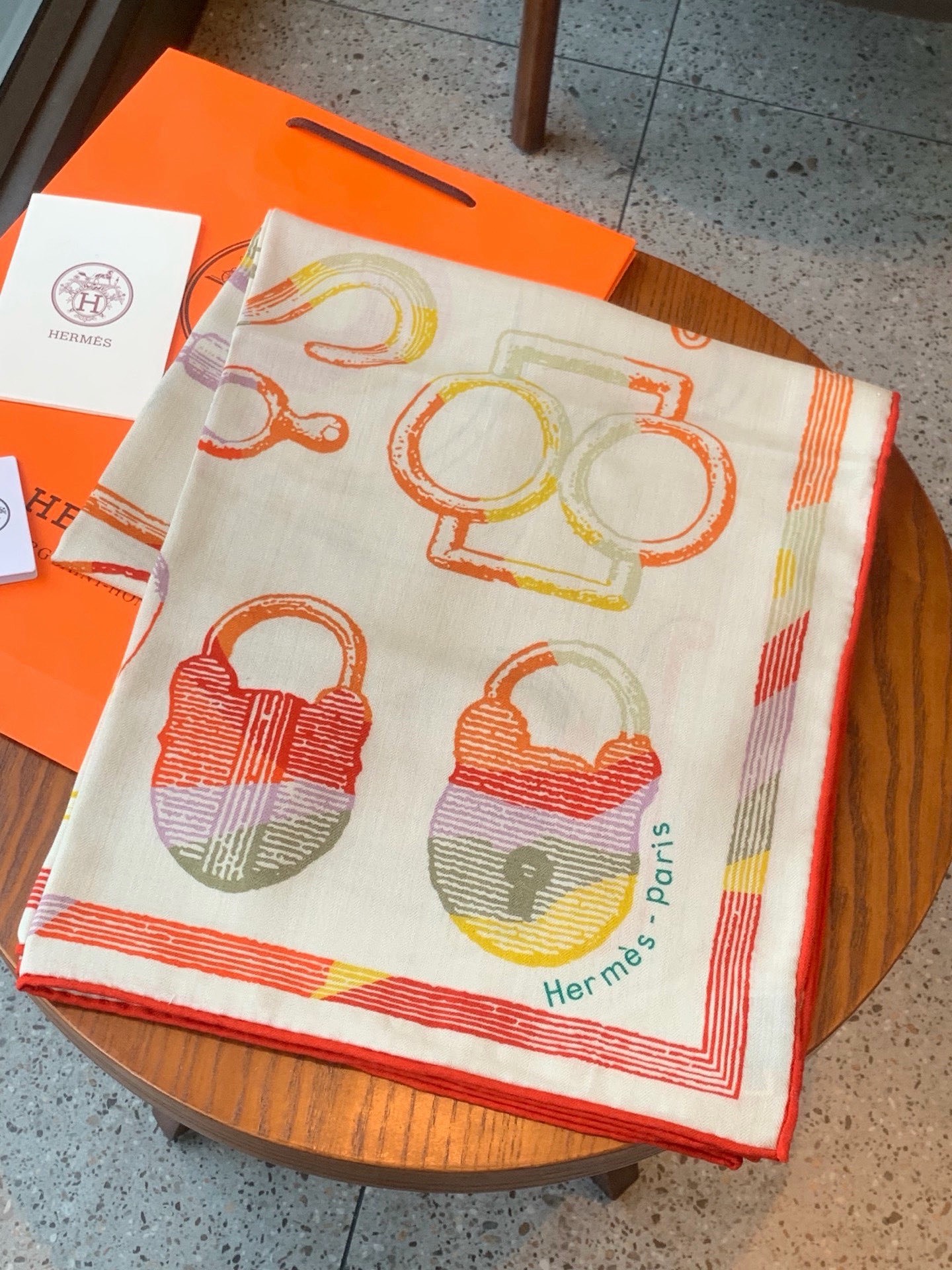 爱马仕(Hermes)【💗】 | “马具故事的诗意回顾”140披肩 【上新❤️】 永远秉承高品质手工卷边