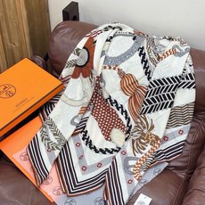 “编织鞍带”140方巾~Hermes 手工卷边丝绒方巾(30%桑蚕丝70%羊绒)这款爱马仕的经典单品展现 “编织鞍带”140方巾~Hermes 手工卷边丝绒方巾(30%桑蚕丝70%羊绒)这款爱马仕的经典单品展现