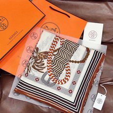 “编织鞍带”140方巾~Hermes 手工卷边丝绒方巾(30%桑蚕丝70%羊绒)这款爱马仕的经典单品展现 “编织鞍带”140方巾~Hermes 手工卷边丝绒方巾(30%桑蚕丝70%羊绒)这款爱马仕的经典单品展现