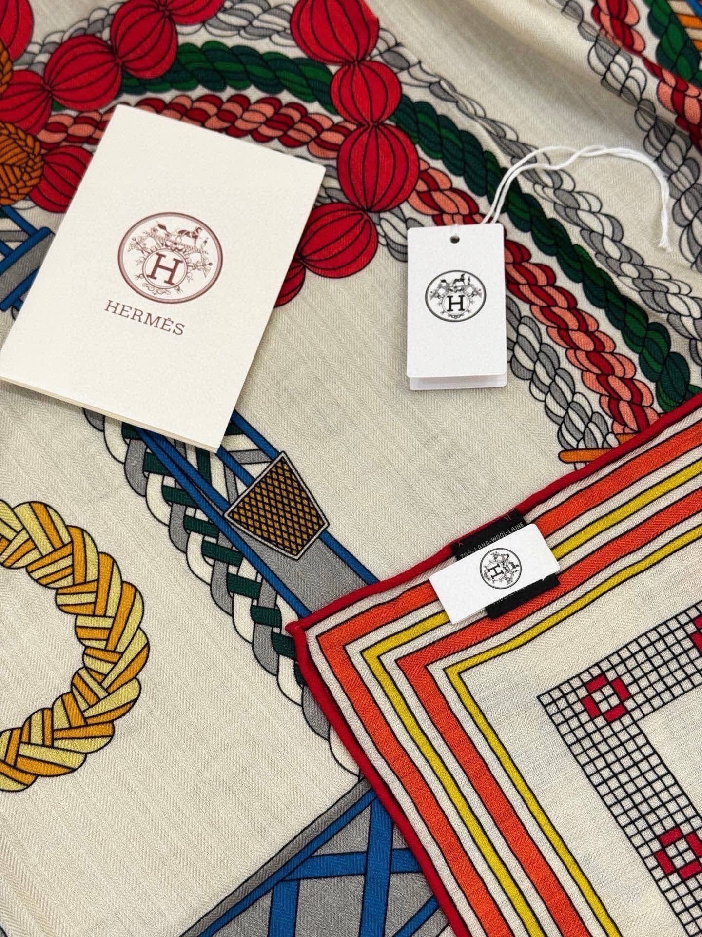 “编织鞍带”140方巾～Hermes 手工卷边丝绒方巾（30%桑蚕丝70%羊绒）这款爱马仕的经典单品展现