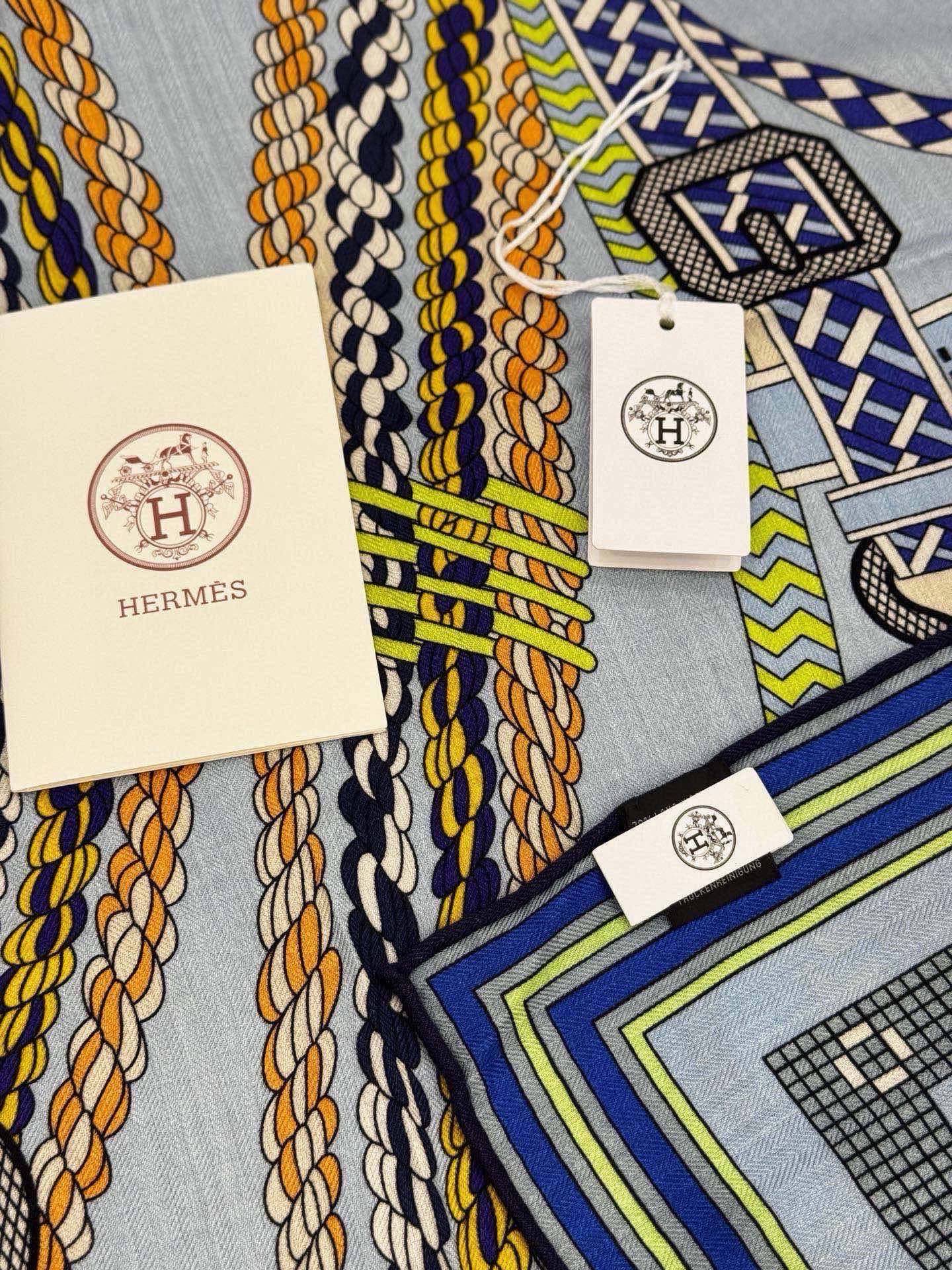 “编织鞍带”140方巾～Hermes 手工卷边丝绒方巾（30%桑蚕丝70%羊绒）这款爱马仕的经典单品展现
