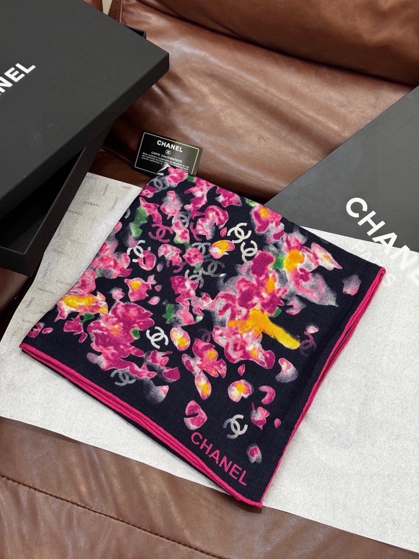 🌸·春日碎花Chanel 140丝绒双面披肩25新款碎花花披肩超级有氛围感135*135cm的大尺寸配色