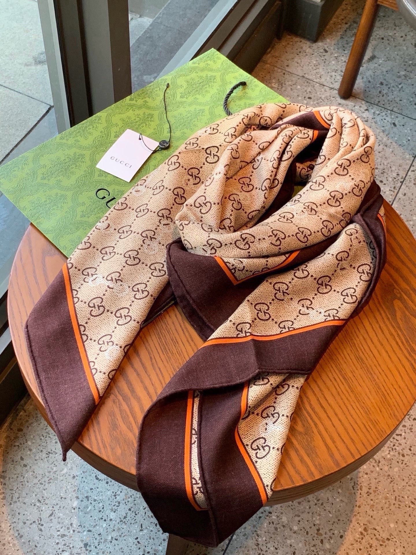 Gucci~140双面丝绒披肩马衔扣细节和GG图案以精致色调匠心呈献，意在向品牌与马术世界的深厚渊源致敬