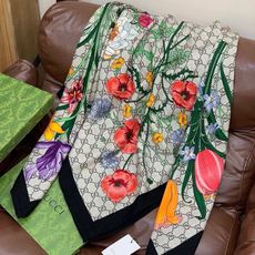 Gucci新款方巾 Gucci动物和花卉印花品牌典藏图案在与全新醒目印花的衬托下熠熠生辉。这款方巾匠心缀 Gucci新款方巾 Gucci动物和花卉印花品牌典藏图案在与全新醒目印花的衬托下熠熠生辉。这款方巾匠心缀