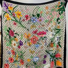 Gucci新款方巾 Gucci动物和花卉印花品牌典藏图案在与全新醒目印花的衬托下熠熠生辉。这款方巾匠心缀 Gucci新款方巾 Gucci动物和花卉印花品牌典藏图案在与全新醒目印花的衬托下熠熠生辉。这款方巾匠心缀