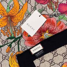 Gucci新款方巾 Gucci动物和花卉印花品牌典藏图案在与全新醒目印花的衬托下熠熠生辉。这款方巾匠心缀 Gucci新款方巾 Gucci动物和花卉印花品牌典藏图案在与全新醒目印花的衬托下熠熠生辉。这款方巾匠心缀