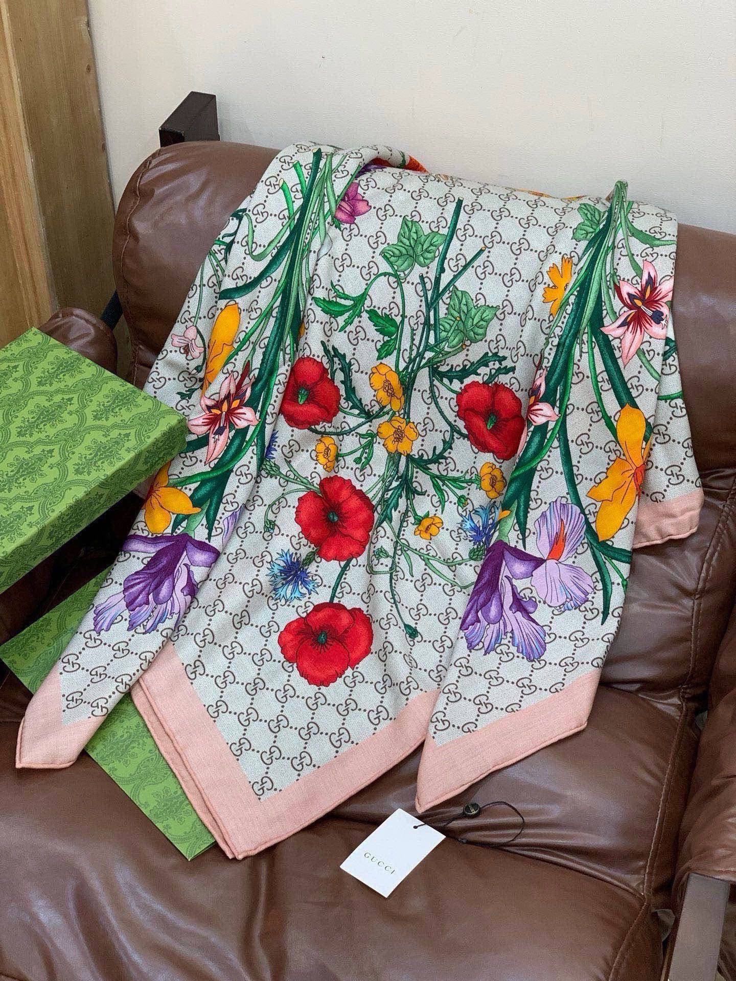 Gucci新款方巾 Gucci动物和花卉印花品牌典藏图案在与全新醒目印花的衬托下熠熠生辉。这款方巾匠心缀