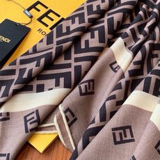 经典双F logo 遍布整条围巾丝绒材质 保暖性和手感都还不错哦秋冬必入 百搭款1962年,F公司聘用著 经典双F logo 遍布整条围巾丝绒材质 保暖性和手感都还不错哦秋冬必入 百搭款1962年,F公司聘用著