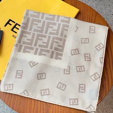 经典双F logo 遍布整条围巾丝绒材质 保暖性和手感都还不错哦秋冬必入 百搭款1962年,F公司聘用著 经典双F logo 遍布整条围巾丝绒材质 保暖性和手感都还不错哦秋冬必入 百搭款1962年,F公司聘用著