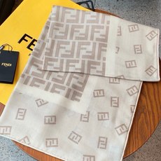 经典双F logo 遍布整条围巾丝绒材质 保暖性和手感都还不错哦秋冬必入 百搭款1962年,F公司聘用著 经典双F logo 遍布整条围巾丝绒材质 保暖性和手感都还不错哦秋冬必入 百搭款1962年,F公司聘用著