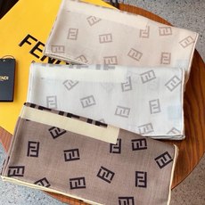 经典双F logo 遍布整条围巾丝绒材质 保暖性和手感都还不错哦秋冬必入 百搭款1962年,F公司聘用著 经典双F logo 遍布整条围巾丝绒材质 保暖性和手感都还不错哦秋冬必入 百搭款1962年,F公司聘用著