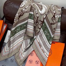 上新💕。丝绒方巾 【爱马仕春夏 亚马逊的庆典 Bandana,佩斯利花纹,生机勃勃的图案】(双面同色方巾 上新💕。丝绒方巾 【爱马仕春夏 亚马逊的庆典 Bandana,佩斯利花纹,生机勃勃的图案】(双面同色方巾