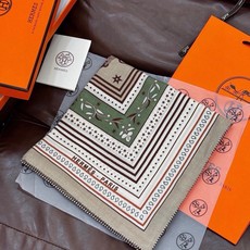 上新💕。丝绒方巾 【爱马仕春夏 亚马逊的庆典 Bandana,佩斯利花纹,生机勃勃的图案】(双面同色方巾 上新💕。丝绒方巾 【爱马仕春夏 亚马逊的庆典 Bandana,佩斯利花纹,生机勃勃的图案】(双面同色方巾