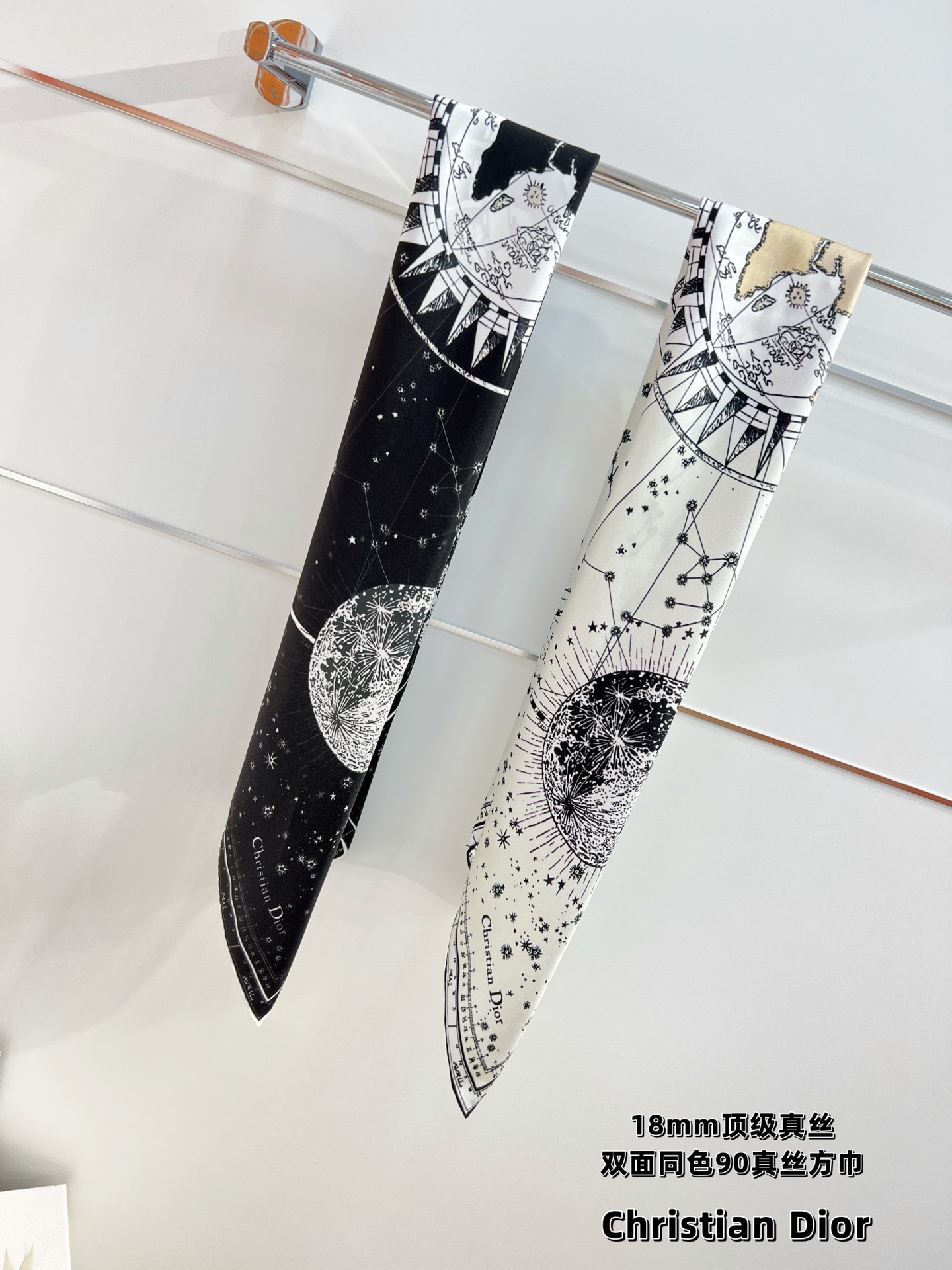 这款Dior 星座系列～  【18mm顶级真丝双面同色印花方巾】是发布秀的主打款式，以 Zodiac 印