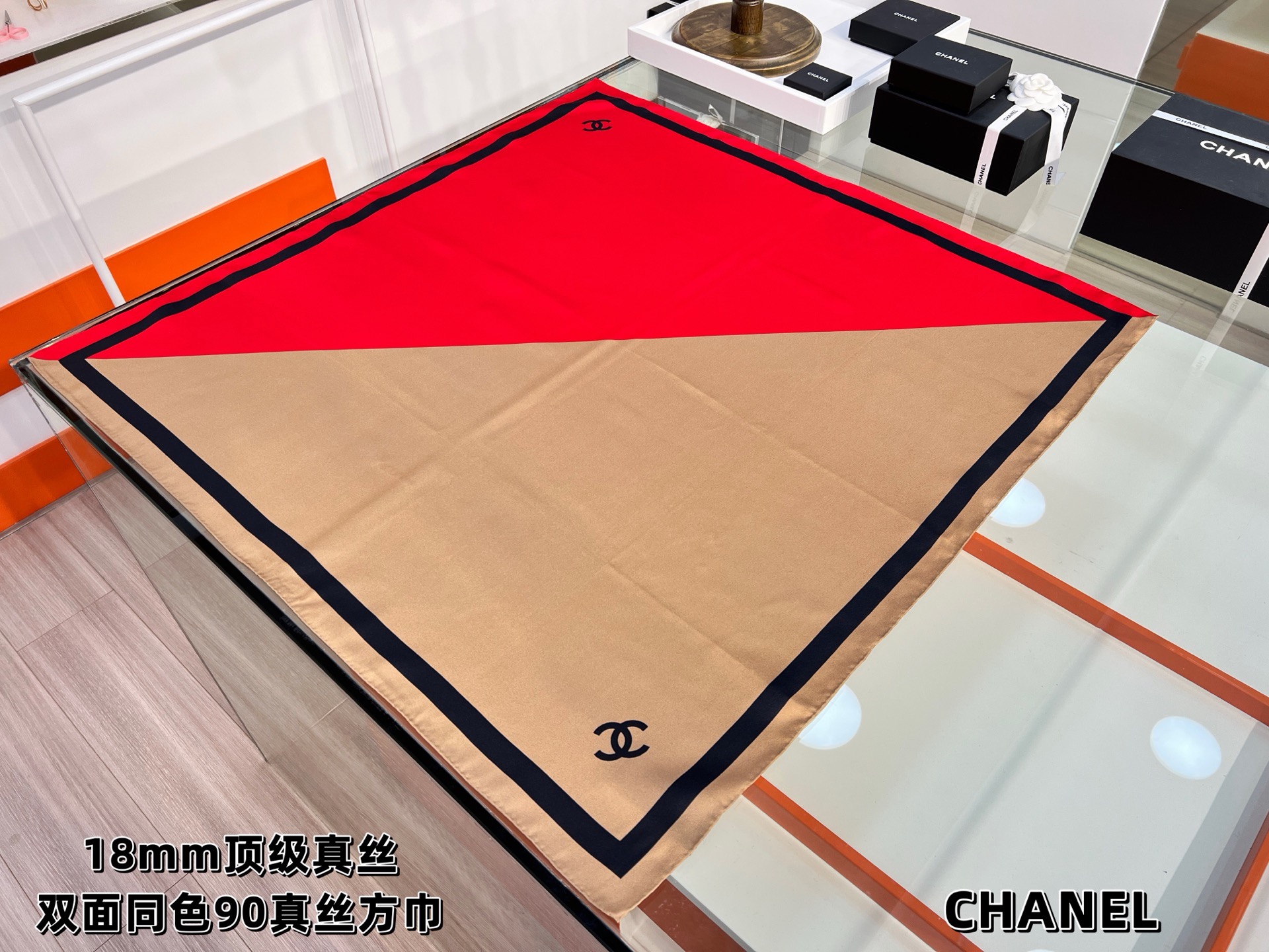 2026春夏方形围巾真丝斜纹布红色与摩卡马修.布拉齐将自己的首个系列作品构思为一场与嘉柏丽尔•香奈儿跨越