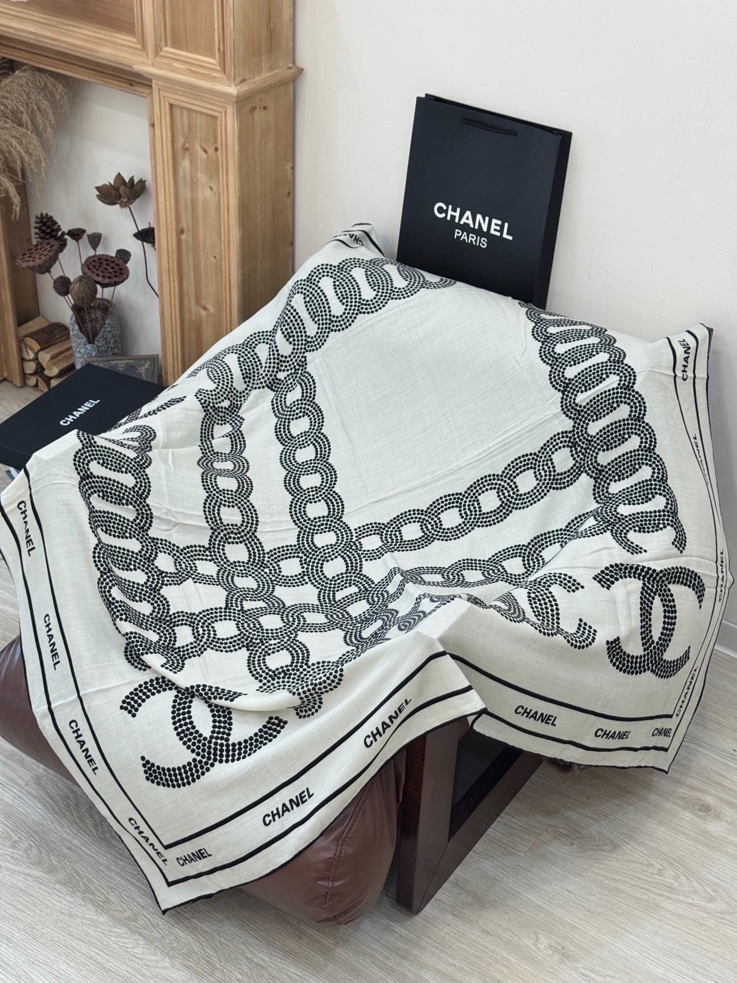 Chanel ~【140顶级双面丝绒披肩】香家logo与字母的完美碰撞设计底部还有隐隐约约的双C小Log