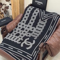 Chanel ~【140顶级双面丝绒披肩】香家logo与字母的完美碰撞设计底部还有隐隐约约的双C小Log Chanel ~【140顶级双面丝绒披肩】香家logo与字母的完美碰撞设计底部还有隐隐约约的双C小Log