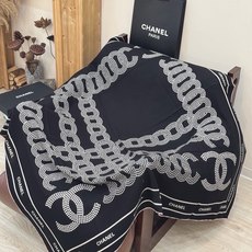 Chanel ~【140顶级双面丝绒披肩】香家logo与字母的完美碰撞设计底部还有隐隐约约的双C小Log Chanel ~【140顶级双面丝绒披肩】香家logo与字母的完美碰撞设计底部还有隐隐约约的双C小Log