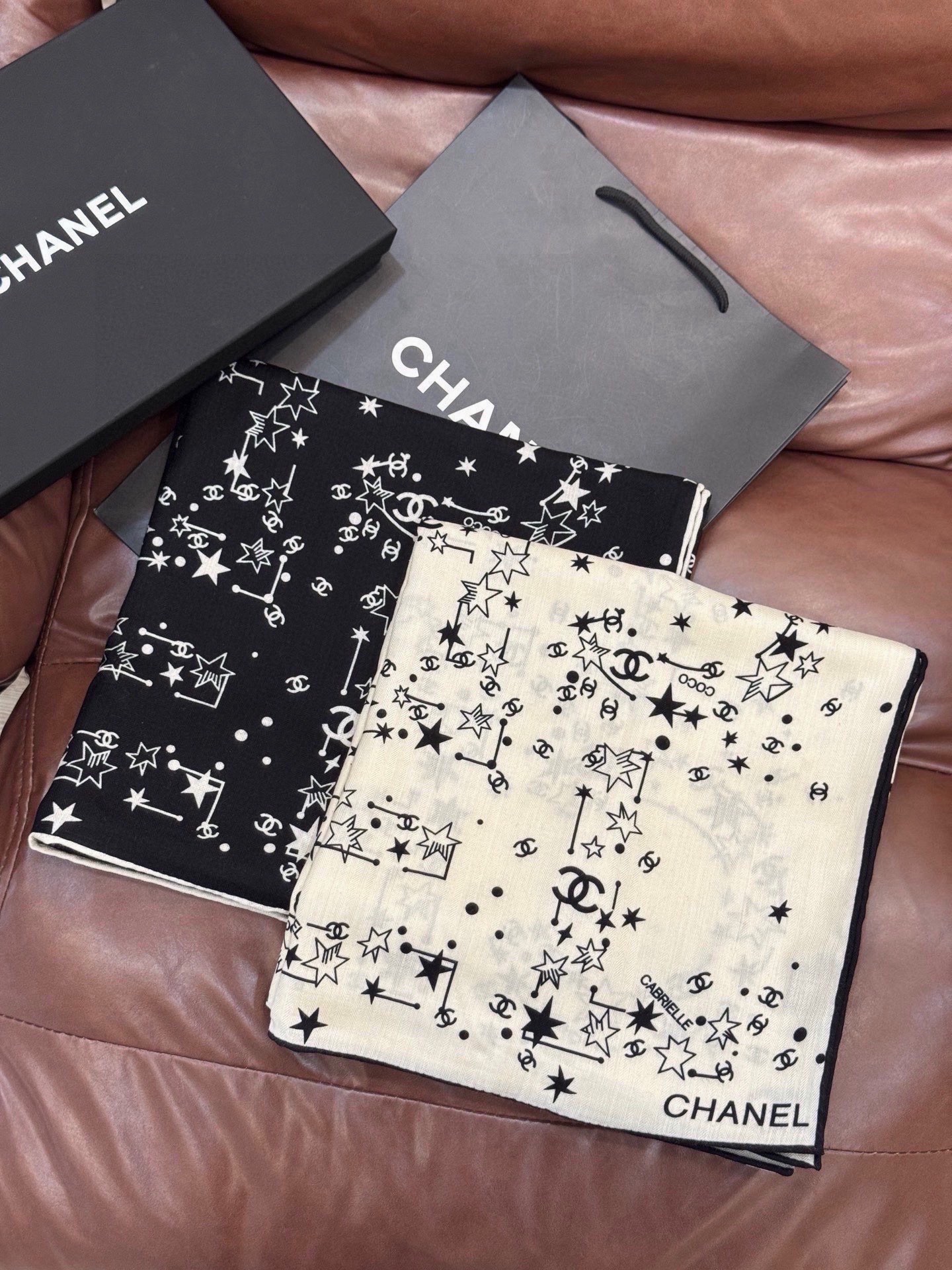 Chanel ~新品～【140顶级丝绒双面同色】繁星点点与双C的完美结合适合各种场合搭配使用黑白两色经典
