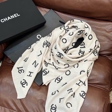 Chanel-丝绒双面方巾【140双面同色】出道即巅峰🐂火爆到一条难求🖤高级感十足的字母CC,和一切经典 Chanel-丝绒双面方巾【140双面同色】出道即巅峰🐂火爆到一条难求🖤高级感十足的字母CC,和一切经典