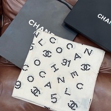 Chanel-丝绒双面方巾【140双面同色】出道即巅峰🐂火爆到一条难求🖤高级感十足的字母CC,和一切经典 Chanel-丝绒双面方巾【140双面同色】出道即巅峰🐂火爆到一条难求🖤高级感十足的字母CC,和一切经典