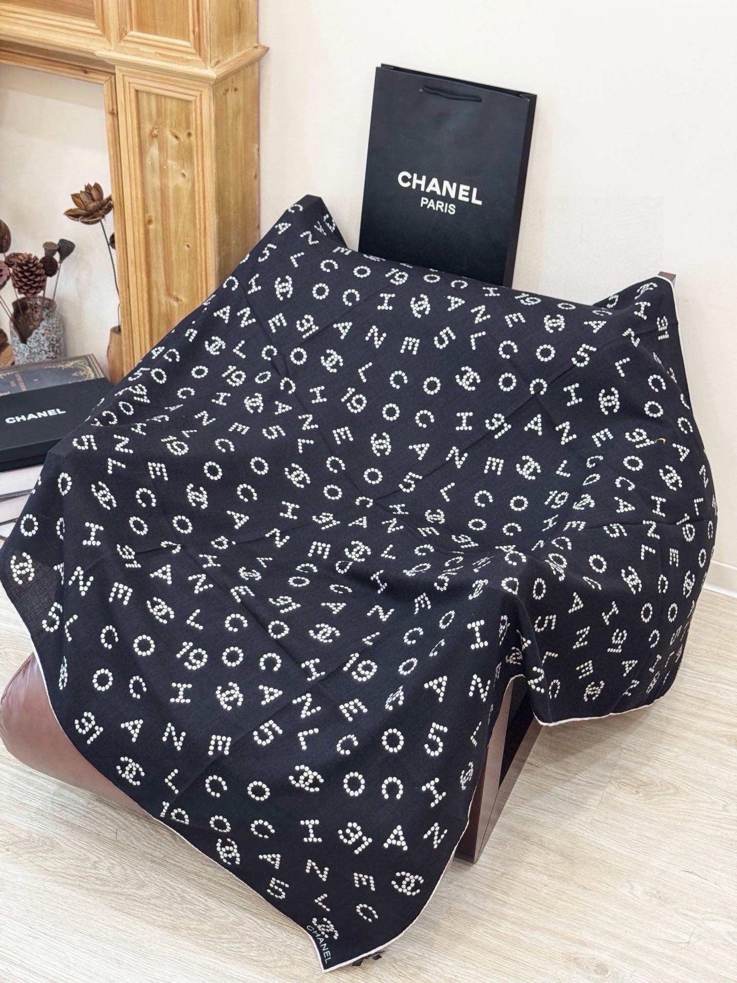 Chanel-丝绒双面方巾【140双面同色】出道即巅峰🐂火爆到一条难求🖤高级感十足的字母CC，和一切经典
