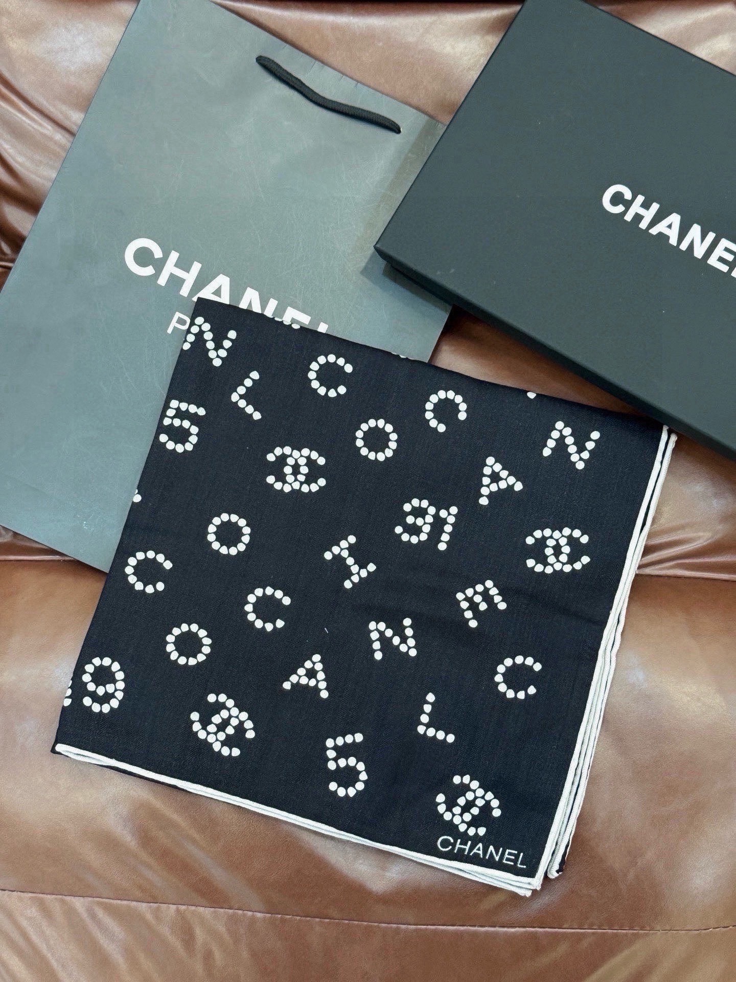 Chanel-丝绒双面方巾【140双面同色】出道即巅峰🐂火爆到一条难求🖤高级感十足的字母CC，和一切经典