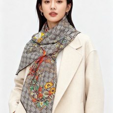 Gucci新款方巾 Gucci动物和花卉印花品牌典藏图案在与全新醒目印花的衬托下熠熠生辉。这款方巾匠心缀 Gucci新款方巾 Gucci动物和花卉印花品牌典藏图案在与全新醒目印花的衬托下熠熠生辉。这款方巾匠心缀