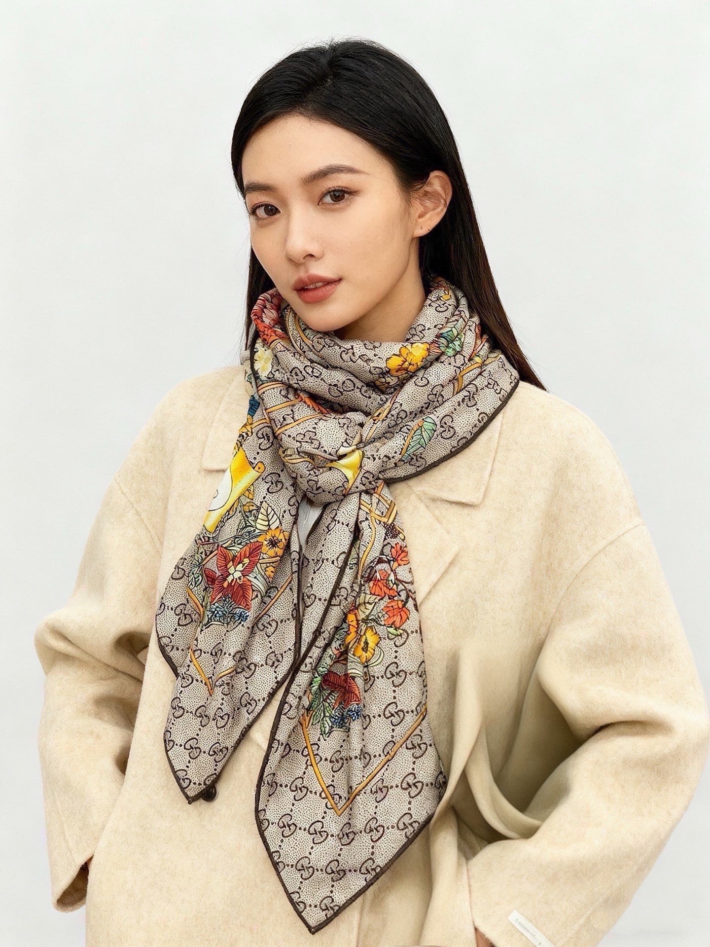 Gucci新款方巾 Gucci动物和花卉印花品牌典藏图案在与全新醒目印花的衬托下熠熠生辉。这款方巾匠心缀