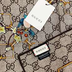 Gucci新款方巾 Gucci动物和花卉印花品牌典藏图案在与全新醒目印花的衬托下熠熠生辉。这款方巾匠心缀 Gucci新款方巾 Gucci动物和花卉印花品牌典藏图案在与全新醒目印花的衬托下熠熠生辉。这款方巾匠心缀